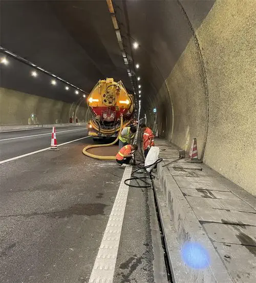 镇沅隧道排水渠清淤